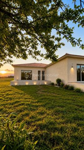 D'une surface totale de 150 m² de plain-pied, cette villa se distingue par sa luminosité et ses finitions irréprochables (sol en travertin, climatisation réversible) :
La maison principale T4 de 110m2 est composée d'un vaste séjour de 53m2 baigné de lumière ouvrant sur une terrasse en travertin. La cuisine, ouverte est à personnaliser selon vos goûts, 
Les 3 chambres spacieuses disposent chacune d'une salle d'eau privative dont une chambre a accès directement à la terrasse.
Une grande salle de bain avec baignoire et 1 WC supplémentaire vient compléter le tout.

Un appartement T2 de 40m2 indépendant fait partie du lot Idéal pour recevoir ou pour générer un revenu immédiat.
Le terrain est plat, piscinable, avec une réserve de constructibilité permettant l'ajout d'un garage ou d'une extension de 150m2.

Plusieurs suggestions imagées ont été réalisées afin de faciliter la projection de chacun.

Localisation : Environnement calme à seulement 7 km des plages (environ 7 minutes en voiture) et à proximité immédiate des commerces et écoles.

Investissement et Rentabilité
Grâce au T2 indépendant, cette propriété offre des perspectives de revenus locatifs attractives 
Location annuelle : 650 euros environ/ par mois 
Location saisonnière : 17 000 € approximativement / an selon sources diverses