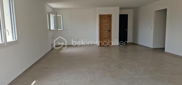 D'une surface totale de 150 m² de plain-pied, cette villa se distingue par sa luminosité et ses finitions irréprochables (sol en travertin, climatisation réversible) :
La maison principale T4 de 110m2 est composée d'un vaste séjour de 53m2 baigné de lumière ouvrant sur une terrasse en travertin. La cuisine, ouverte est à personnaliser selon vos goûts, 
Les 3 chambres spacieuses disposent chacune d'une salle d'eau privative dont une chambre a accès directement à la terrasse.
Une grande salle de bain avec baignoire et 1 WC supplémentaire vient compléter le tout.

Un appartement T2 de 40m2 indépendant fait partie du lot Idéal pour recevoir ou pour générer un revenu immédiat.
Le terrain est plat, piscinable, avec une réserve de constructibilité permettant l'ajout d'un garage ou d'une extension de 150m2.

Plusieurs suggestions imagées ont été réalisées afin de faciliter la projection de chacun.

Localisation : Environnement calme à seulement 7 km des plages (environ 7 minutes en voiture) et à proximité immédiate des commerces et écoles.

Investissement et Rentabilité
Grâce au T2 indépendant, cette propriété offre des perspectives de revenus locatifs attractives 
Location annuelle : 650 euros environ/ par mois 
Location saisonnière : 17 000 € approximativement / an selon sources diverses