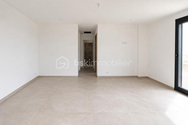 D'une surface totale de 150 m² de plain-pied, cette villa se distingue par sa luminosité et ses finitions irréprochables (sol en travertin, climatisation réversible) :
La maison principale T4 de 110m2 est composée d'un vaste séjour de 53m2 baigné de lumière ouvrant sur une terrasse en travertin. La cuisine, ouverte est à personnaliser selon vos goûts, 
Les 3 chambres spacieuses disposent chacune d'une salle d'eau privative dont une chambre a accès directement à la terrasse.
Une grande salle de bain avec baignoire et 1 WC supplémentaire vient compléter le tout.

Un appartement T2 de 40m2 indépendant fait partie du lot Idéal pour recevoir ou pour générer un revenu immédiat.
Le terrain est plat, piscinable, avec une réserve de constructibilité permettant l'ajout d'un garage ou d'une extension de 150m2.

Plusieurs suggestions imagées ont été réalisées afin de faciliter la projection de chacun.

Localisation : Environnement calme à seulement 7 km des plages (environ 7 minutes en voiture) et à proximité immédiate des commerces et écoles.

Investissement et Rentabilité
Grâce au T2 indépendant, cette propriété offre des perspectives de revenus locatifs attractives 
Location annuelle : 650 euros environ/ par mois 
Location saisonnière : 17 000 € approximativement / an selon sources diverses