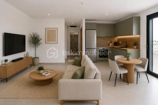 D'une surface totale de 150 m² de plain-pied, cette villa se distingue par sa luminosité et ses finitions irréprochables (sol en travertin, climatisation réversible) :
La maison principale T4 de 110m2 est composée d'un vaste séjour de 53m2 baigné de lumière ouvrant sur une terrasse en travertin. La cuisine, ouverte est à personnaliser selon vos goûts, 
Les 3 chambres spacieuses disposent chacune d'une salle d'eau privative dont une chambre a accès directement à la terrasse.
Une grande salle de bain avec baignoire et 1 WC supplémentaire vient compléter le tout.

Un appartement T2 de 40m2 indépendant fait partie du lot Idéal pour recevoir ou pour générer un revenu immédiat.
Le terrain est plat, piscinable, avec une réserve de constructibilité permettant l'ajout d'un garage ou d'une extension de 150m2.

Plusieurs suggestions imagées ont été réalisées afin de faciliter la projection de chacun.

Localisation : Environnement calme à seulement 7 km des plages (environ 7 minutes en voiture) et à proximité immédiate des commerces et écoles.

Investissement et Rentabilité
Grâce au T2 indépendant, cette propriété offre des perspectives de revenus locatifs attractives 
Location annuelle : 650 euros environ/ par mois 
Location saisonnière : 17 000 € approximativement / an selon sources diverses