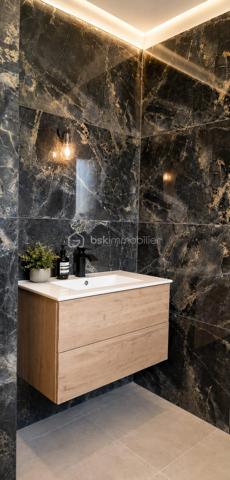 D'une surface totale de 150 m² de plain-pied, cette villa se distingue par sa luminosité et ses finitions irréprochables (sol en travertin, climatisation réversible) :
La maison principale T4 de 110m2 est composée d'un vaste séjour de 53m2 baigné de lumière ouvrant sur une terrasse en travertin. La cuisine, ouverte est à personnaliser selon vos goûts, 
Les 3 chambres spacieuses disposent chacune d'une salle d'eau privative dont une chambre a accès directement à la terrasse.
Une grande salle de bain avec baignoire et 1 WC supplémentaire vient compléter le tout.

Un appartement T2 de 40m2 indépendant fait partie du lot Idéal pour recevoir ou pour générer un revenu immédiat.
Le terrain est plat, piscinable, avec une réserve de constructibilité permettant l'ajout d'un garage ou d'une extension de 150m2.

Plusieurs suggestions imagées ont été réalisées afin de faciliter la projection de chacun.

Localisation : Environnement calme à seulement 7 km des plages (environ 7 minutes en voiture) et à proximité immédiate des commerces et écoles.

Investissement et Rentabilité
Grâce au T2 indépendant, cette propriété offre des perspectives de revenus locatifs attractives 
Location annuelle : 650 euros environ/ par mois 
Location saisonnière : 17 000 € approximativement / an selon sources diverses