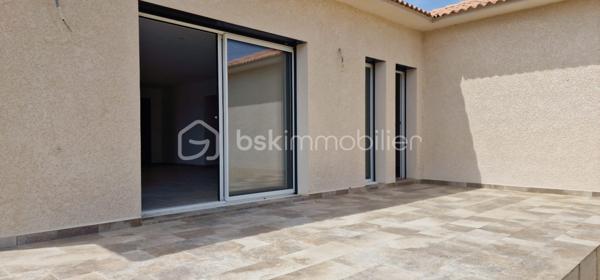D'une surface totale de 150 m² de plain-pied, cette villa se distingue par sa luminosité et ses finitions irréprochables (sol en travertin, climatisation réversible) :
La maison principale T4 de 110m2 est composée d'un vaste séjour de 53m2 baigné de lumière ouvrant sur une terrasse en travertin. La cuisine, ouverte est à personnaliser selon vos goûts, 
Les 3 chambres spacieuses disposent chacune d'une salle d'eau privative dont une chambre a accès directement à la terrasse.
Une grande salle de bain avec baignoire et 1 WC supplémentaire vient compléter le tout.

Un appartement T2 de 40m2 indépendant fait partie du lot Idéal pour recevoir ou pour générer un revenu immédiat.
Le terrain est plat, piscinable, avec une réserve de constructibilité permettant l'ajout d'un garage ou d'une extension de 150m2.

Plusieurs suggestions imagées ont été réalisées afin de faciliter la projection de chacun.

Localisation : Environnement calme à seulement 7 km des plages (environ 7 minutes en voiture) et à proximité immédiate des commerces et écoles.

Investissement et Rentabilité
Grâce au T2 indépendant, cette propriété offre des perspectives de revenus locatifs attractives 
Location annuelle : 650 euros environ/ par mois 
Location saisonnière : 17 000 € approximativement / an selon sources diverses