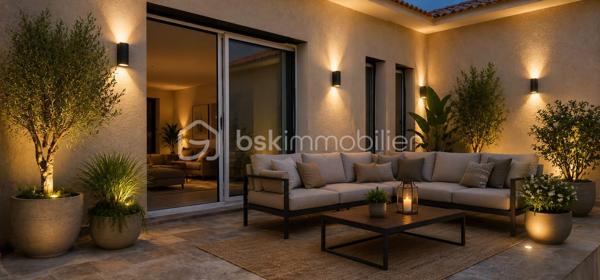 D'une surface totale de 150 m² de plain-pied, cette villa se distingue par sa luminosité et ses finitions irréprochables (sol en travertin, climatisation réversible) :
La maison principale T4 de 110m2 est composée d'un vaste séjour de 53m2 baigné de lumière ouvrant sur une terrasse en travertin. La cuisine, ouverte est à personnaliser selon vos goûts, 
Les 3 chambres spacieuses disposent chacune d'une salle d'eau privative dont une chambre a accès directement à la terrasse.
Une grande salle de bain avec baignoire et 1 WC supplémentaire vient compléter le tout.

Un appartement T2 de 40m2 indépendant fait partie du lot Idéal pour recevoir ou pour générer un revenu immédiat.
Le terrain est plat, piscinable, avec une réserve de constructibilité permettant l'ajout d'un garage ou d'une extension de 150m2.

Plusieurs suggestions imagées ont été réalisées afin de faciliter la projection de chacun.

Localisation : Environnement calme à seulement 7 km des plages (environ 7 minutes en voiture) et à proximité immédiate des commerces et écoles.

Investissement et Rentabilité
Grâce au T2 indépendant, cette propriété offre des perspectives de revenus locatifs attractives 
Location annuelle : 650 euros environ/ par mois 
Location saisonnière : 17 000 € approximativement / an selon sources diverses
