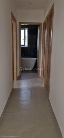 D'une surface totale de 150 m² de plain-pied, cette villa se distingue par sa luminosité et ses finitions irréprochables (sol en travertin, climatisation réversible) :
La maison principale T4 de 110m2 est composée d'un vaste séjour de 53m2 baigné de lumière ouvrant sur une terrasse en travertin. La cuisine, ouverte est à personnaliser selon vos goûts, 
Les 3 chambres spacieuses disposent chacune d'une salle d'eau privative dont une chambre a accès directement à la terrasse.
Une grande salle de bain avec baignoire et 1 WC supplémentaire vient compléter le tout.

Un appartement T2 de 40m2 indépendant fait partie du lot Idéal pour recevoir ou pour générer un revenu immédiat.
Le terrain est plat, piscinable, avec une réserve de constructibilité permettant l'ajout d'un garage ou d'une extension de 150m2.

Plusieurs suggestions imagées ont été réalisées afin de faciliter la projection de chacun.

Localisation : Environnement calme à seulement 7 km des plages (environ 7 minutes en voiture) et à proximité immédiate des commerces et écoles.

Investissement et Rentabilité
Grâce au T2 indépendant, cette propriété offre des perspectives de revenus locatifs attractives 
Location annuelle : 650 euros environ/ par mois 
Location saisonnière : 17 000 € approximativement / an selon sources diverses