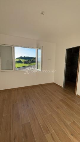 D'une surface totale de 150 m² de plain-pied, cette villa se distingue par sa luminosité et ses finitions irréprochables (sol en travertin, climatisation réversible) :
La maison principale T4 de 110m2 est composée d'un vaste séjour de 53m2 baigné de lumière ouvrant sur une terrasse en travertin. La cuisine, ouverte est à personnaliser selon vos goûts, 
Les 3 chambres spacieuses disposent chacune d'une salle d'eau privative dont une chambre a accès directement à la terrasse.
Une grande salle de bain avec baignoire et 1 WC supplémentaire vient compléter le tout.

Un appartement T2 de 40m2 indépendant fait partie du lot Idéal pour recevoir ou pour générer un revenu immédiat.
Le terrain est plat, piscinable, avec une réserve de constructibilité permettant l'ajout d'un garage ou d'une extension de 150m2.

Plusieurs suggestions imagées ont été réalisées afin de faciliter la projection de chacun.

Localisation : Environnement calme à seulement 7 km des plages (environ 7 minutes en voiture) et à proximité immédiate des commerces et écoles.

Investissement et Rentabilité
Grâce au T2 indépendant, cette propriété offre des perspectives de revenus locatifs attractives 
Location annuelle : 650 euros environ/ par mois 
Location saisonnière : 17 000 € approximativement / an selon sources diverses