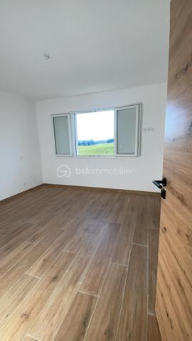 D'une surface totale de 150 m² de plain-pied, cette villa se distingue par sa luminosité et ses finitions irréprochables (sol en travertin, climatisation réversible) :
La maison principale T4 de 110m2 est composée d'un vaste séjour de 53m2 baigné de lumière ouvrant sur une terrasse en travertin. La cuisine, ouverte est à personnaliser selon vos goûts, 
Les 3 chambres spacieuses disposent chacune d'une salle d'eau privative dont une chambre a accès directement à la terrasse.
Une grande salle de bain avec baignoire et 1 WC supplémentaire vient compléter le tout.

Un appartement T2 de 40m2 indépendant fait partie du lot Idéal pour recevoir ou pour générer un revenu immédiat.
Le terrain est plat, piscinable, avec une réserve de constructibilité permettant l'ajout d'un garage ou d'une extension de 150m2.

Plusieurs suggestions imagées ont été réalisées afin de faciliter la projection de chacun.

Localisation : Environnement calme à seulement 7 km des plages (environ 7 minutes en voiture) et à proximité immédiate des commerces et écoles.

Investissement et Rentabilité
Grâce au T2 indépendant, cette propriété offre des perspectives de revenus locatifs attractives 
Location annuelle : 650 euros environ/ par mois 
Location saisonnière : 17 000 € approximativement / an selon sources diverses