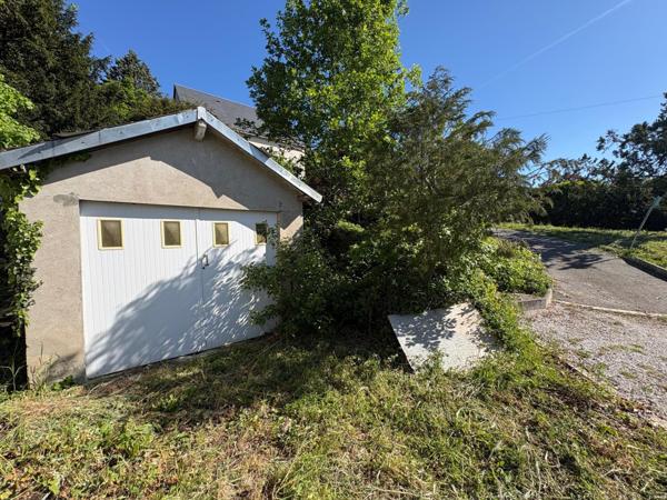 Maison rénovée avec grand terrain et garage
