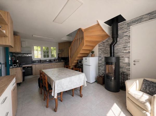 Maison rénovée avec grand terrain et garage