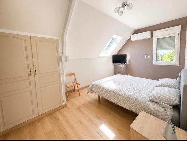 Maison rénovée avec grand terrain et garage