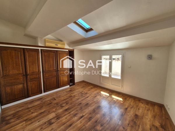Appartement en duplex avec terrasse et garage non attenant.