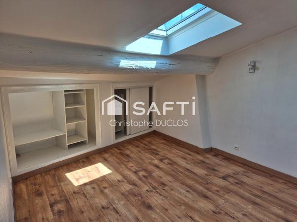 Appartement en duplex avec terrasse et garage non attenant.