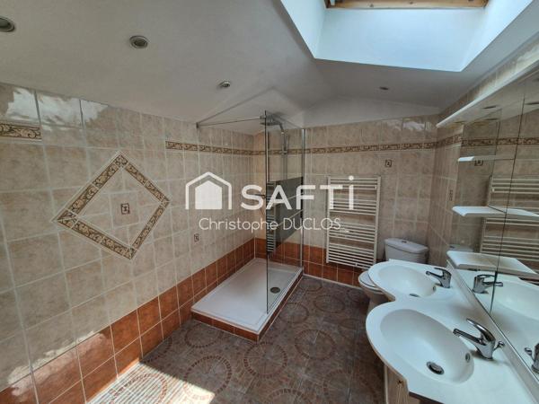 Appartement en duplex avec terrasse et garage non attenant.