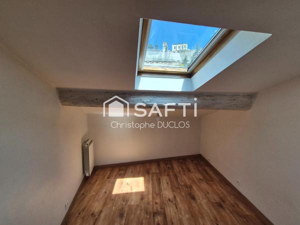 Appartement en duplex avec terrasse et garage non attenant.