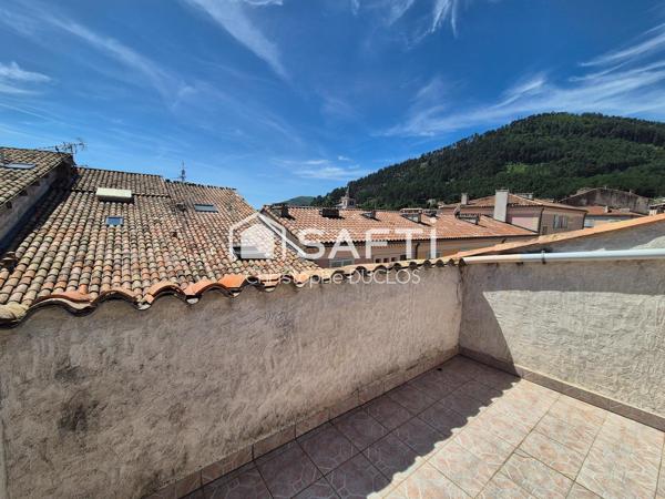 Appartement en duplex avec terrasse et garage non attenant.