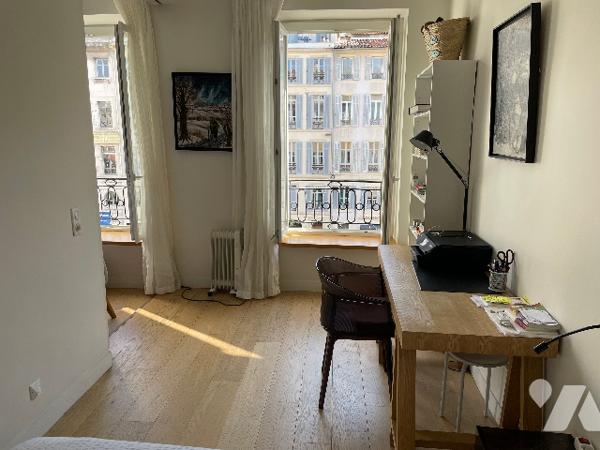 Cours ESTIENNE D' ORVES 13001 MARSEILLE, T3 traversant très bon état, surface 53.65m².