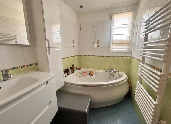 BALLAINVILLIERS - Maison familiale de 169m2 avec jardin, garage et sous-sol total - DPE C