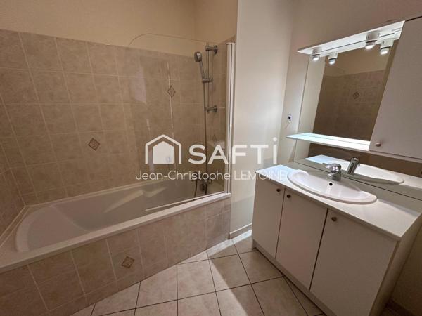 Appartement récent 100m2 trois chambres plein centre