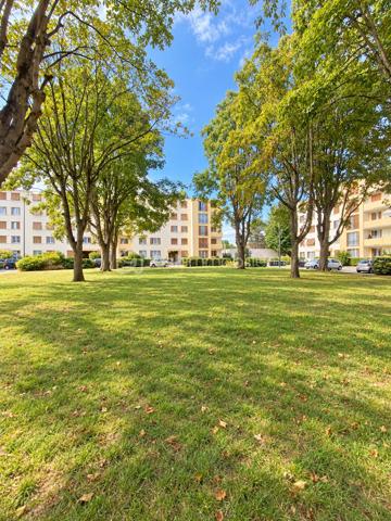 Commune de Brou sur Chantereine, au coeur de la résidence Chanteclair 1, l'appartement F3 est situé au 3ème et avant dernier étage, au calme. Vous êtes également à 1' des commerces et de l'hôpital, et à 3' des écoles.
Vous disposez de 2 chambres, avec possibilité d'une 3ème chambre.
Cet appartement saura vous séduire par la qualité et le charme de la copropriété, par son exposition Sud Ouest et par son aménagement général.

La copropriété est située en bordure de la ville, dans un environnement verdoyant. 
On entre dans le bâtiment par une entrée sécurisée.
L'entrée de l'appartement a été aménagée avec rangement. Elle ouvre sur le séjour de 16 m². La cuisine lumineuse et indépendante est à équiper et aménager. Elle donne sur une belle loggia de 3 m², idéale pour profiter de l'extérieur.
L'espace nuit s'organise avec 2 chambres de 10,5 et 9 m².
Une salle de bain, un WC indépendant, et un dressing de 3 m² complète l'ensemble.
Le bien est complété par une cave individuelle de 6 m², 1 place de parking extérieure et des locaux collectifs pour vélos. 

Les +++ : une copropriété qualitative et c'est visible !, des espaces verts à partager sur de grandes surfaces, 1 immeuble sécurisé avec interphone, des parties communes qualitatives et bien entretenues, du double vitrage de qualité, une luminosité remarquable toute la journée, le salon salle à manger de 16 m² transformable en 3ème chambre, et un DPE de classe D. 
L'accès est simple à toutes les commodités : 2' pour l'école maternelle et la crèche, 1' pour les petits commerces, 10' en bus à destination des gares de Vaires sur Marne et Chelles et à 5' de la gare de Torcy.