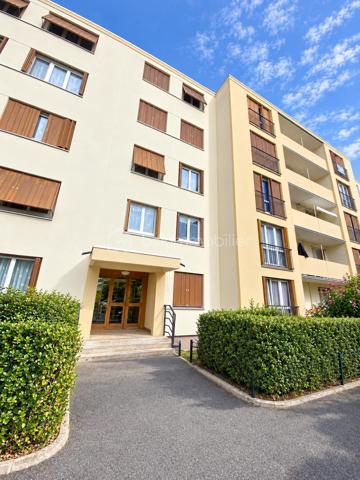 Commune de Brou sur Chantereine, au coeur de la résidence Chanteclair 1, l'appartement F3 est situé au 3ème et avant dernier étage, au calme. Vous êtes également à 1' des commerces et de l'hôpital, et à 3' des écoles.
Vous disposez de 2 chambres, avec possibilité d'une 3ème chambre.
Cet appartement saura vous séduire par la qualité et le charme de la copropriété, par son exposition Sud Ouest et par son aménagement général.

La copropriété est située en bordure de la ville, dans un environnement verdoyant. 
On entre dans le bâtiment par une entrée sécurisée.
L'entrée de l'appartement a été aménagée avec rangement. Elle ouvre sur le séjour de 16 m². La cuisine lumineuse et indépendante est à équiper et aménager. Elle donne sur une belle loggia de 3 m², idéale pour profiter de l'extérieur.
L'espace nuit s'organise avec 2 chambres de 10,5 et 9 m².
Une salle de bain, un WC indépendant, et un dressing de 3 m² complète l'ensemble.
Le bien est complété par une cave individuelle de 6 m², 1 place de parking extérieure et des locaux collectifs pour vélos. 

Les +++ : une copropriété qualitative et c'est visible !, des espaces verts à partager sur de grandes surfaces, 1 immeuble sécurisé avec interphone, des parties communes qualitatives et bien entretenues, du double vitrage de qualité, une luminosité remarquable toute la journée, le salon salle à manger de 16 m² transformable en 3ème chambre, et un DPE de classe D. 
L'accès est simple à toutes les commodités : 2' pour l'école maternelle et la crèche, 1' pour les petits commerces, 10' en bus à destination des gares de Vaires sur Marne et Chelles et à 5' de la gare de Torcy.