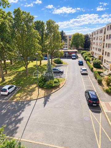 Commune de Brou sur Chantereine, au coeur de la résidence Chanteclair 1, l'appartement F3 est situé au 3ème et avant dernier étage, au calme. Vous êtes également à 1' des commerces et de l'hôpital, et à 3' des écoles.
Vous disposez de 2 chambres, avec possibilité d'une 3ème chambre.
Cet appartement saura vous séduire par la qualité et le charme de la copropriété, par son exposition Sud Ouest et par son aménagement général.

La copropriété est située en bordure de la ville, dans un environnement verdoyant. 
On entre dans le bâtiment par une entrée sécurisée.
L'entrée de l'appartement a été aménagée avec rangement. Elle ouvre sur le séjour de 16 m². La cuisine lumineuse et indépendante est à équiper et aménager. Elle donne sur une belle loggia de 3 m², idéale pour profiter de l'extérieur.
L'espace nuit s'organise avec 2 chambres de 10,5 et 9 m².
Une salle de bain, un WC indépendant, et un dressing de 3 m² complète l'ensemble.
Le bien est complété par une cave individuelle de 6 m², 1 place de parking extérieure et des locaux collectifs pour vélos. 

Les +++ : une copropriété qualitative et c'est visible !, des espaces verts à partager sur de grandes surfaces, 1 immeuble sécurisé avec interphone, des parties communes qualitatives et bien entretenues, du double vitrage de qualité, une luminosité remarquable toute la journée, le salon salle à manger de 16 m² transformable en 3ème chambre, et un DPE de classe D. 
L'accès est simple à toutes les commodités : 2' pour l'école maternelle et la crèche, 1' pour les petits commerces, 10' en bus à destination des gares de Vaires sur Marne et Chelles et à 5' de la gare de Torcy.