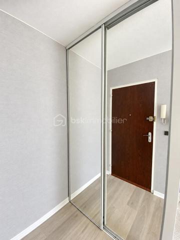 Commune de Brou sur Chantereine, au coeur de la résidence Chanteclair 1, l'appartement F3 est situé au 3ème et avant dernier étage, au calme. Vous êtes également à 1' des commerces et de l'hôpital, et à 3' des écoles.
Vous disposez de 2 chambres, avec possibilité d'une 3ème chambre.
Cet appartement saura vous séduire par la qualité et le charme de la copropriété, par son exposition Sud Ouest et par son aménagement général.

La copropriété est située en bordure de la ville, dans un environnement verdoyant. 
On entre dans le bâtiment par une entrée sécurisée.
L'entrée de l'appartement a été aménagée avec rangement. Elle ouvre sur le séjour de 16 m². La cuisine lumineuse et indépendante est à équiper et aménager. Elle donne sur une belle loggia de 3 m², idéale pour profiter de l'extérieur.
L'espace nuit s'organise avec 2 chambres de 10,5 et 9 m².
Une salle de bain, un WC indépendant, et un dressing de 3 m² complète l'ensemble.
Le bien est complété par une cave individuelle de 6 m², 1 place de parking extérieure et des locaux collectifs pour vélos. 

Les +++ : une copropriété qualitative et c'est visible !, des espaces verts à partager sur de grandes surfaces, 1 immeuble sécurisé avec interphone, des parties communes qualitatives et bien entretenues, du double vitrage de qualité, une luminosité remarquable toute la journée, le salon salle à manger de 16 m² transformable en 3ème chambre, et un DPE de classe D. 
L'accès est simple à toutes les commodités : 2' pour l'école maternelle et la crèche, 1' pour les petits commerces, 10' en bus à destination des gares de Vaires sur Marne et Chelles et à 5' de la gare de Torcy.