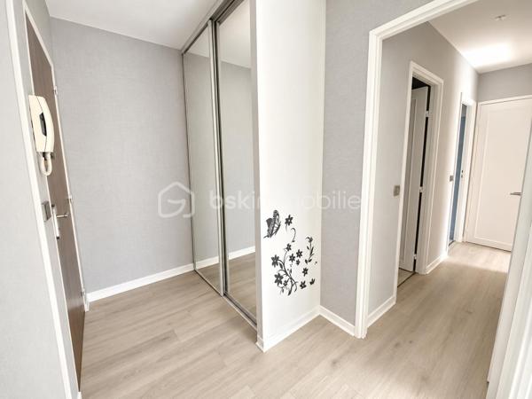 Commune de Brou sur Chantereine, au coeur de la résidence Chanteclair 1, l'appartement F3 est situé au 3ème et avant dernier étage, au calme. Vous êtes également à 1' des commerces et de l'hôpital, et à 3' des écoles.
Vous disposez de 2 chambres, avec possibilité d'une 3ème chambre.
Cet appartement saura vous séduire par la qualité et le charme de la copropriété, par son exposition Sud Ouest et par son aménagement général.

La copropriété est située en bordure de la ville, dans un environnement verdoyant. 
On entre dans le bâtiment par une entrée sécurisée.
L'entrée de l'appartement a été aménagée avec rangement. Elle ouvre sur le séjour de 16 m². La cuisine lumineuse et indépendante est à équiper et aménager. Elle donne sur une belle loggia de 3 m², idéale pour profiter de l'extérieur.
L'espace nuit s'organise avec 2 chambres de 10,5 et 9 m².
Une salle de bain, un WC indépendant, et un dressing de 3 m² complète l'ensemble.
Le bien est complété par une cave individuelle de 6 m², 1 place de parking extérieure et des locaux collectifs pour vélos. 

Les +++ : une copropriété qualitative et c'est visible !, des espaces verts à partager sur de grandes surfaces, 1 immeuble sécurisé avec interphone, des parties communes qualitatives et bien entretenues, du double vitrage de qualité, une luminosité remarquable toute la journée, le salon salle à manger de 16 m² transformable en 3ème chambre, et un DPE de classe D. 
L'accès est simple à toutes les commodités : 2' pour l'école maternelle et la crèche, 1' pour les petits commerces, 10' en bus à destination des gares de Vaires sur Marne et Chelles et à 5' de la gare de Torcy.
