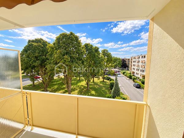 Commune de Brou sur Chantereine, au coeur de la résidence Chanteclair 1, l'appartement F3 est situé au 3ème et avant dernier étage, au calme. Vous êtes également à 1' des commerces et de l'hôpital, et à 3' des écoles.
Vous disposez de 2 chambres, avec possibilité d'une 3ème chambre.
Cet appartement saura vous séduire par la qualité et le charme de la copropriété, par son exposition Sud Ouest et par son aménagement général.

La copropriété est située en bordure de la ville, dans un environnement verdoyant. 
On entre dans le bâtiment par une entrée sécurisée.
L'entrée de l'appartement a été aménagée avec rangement. Elle ouvre sur le séjour de 16 m². La cuisine lumineuse et indépendante est à équiper et aménager. Elle donne sur une belle loggia de 3 m², idéale pour profiter de l'extérieur.
L'espace nuit s'organise avec 2 chambres de 10,5 et 9 m².
Une salle de bain, un WC indépendant, et un dressing de 3 m² complète l'ensemble.
Le bien est complété par une cave individuelle de 6 m², 1 place de parking extérieure et des locaux collectifs pour vélos. 

Les +++ : une copropriété qualitative et c'est visible !, des espaces verts à partager sur de grandes surfaces, 1 immeuble sécurisé avec interphone, des parties communes qualitatives et bien entretenues, du double vitrage de qualité, une luminosité remarquable toute la journée, le salon salle à manger de 16 m² transformable en 3ème chambre, et un DPE de classe D. 
L'accès est simple à toutes les commodités : 2' pour l'école maternelle et la crèche, 1' pour les petits commerces, 10' en bus à destination des gares de Vaires sur Marne et Chelles et à 5' de la gare de Torcy.