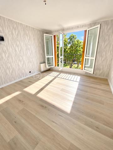 Commune de Brou sur Chantereine, au coeur de la résidence Chanteclair 1, l'appartement F3 est situé au 3ème et avant dernier étage, au calme. Vous êtes également à 1' des commerces et de l'hôpital, et à 3' des écoles.
Vous disposez de 2 chambres, avec possibilité d'une 3ème chambre.
Cet appartement saura vous séduire par la qualité et le charme de la copropriété, par son exposition Sud Ouest et par son aménagement général.

La copropriété est située en bordure de la ville, dans un environnement verdoyant. 
On entre dans le bâtiment par une entrée sécurisée.
L'entrée de l'appartement a été aménagée avec rangement. Elle ouvre sur le séjour de 16 m². La cuisine lumineuse et indépendante est à équiper et aménager. Elle donne sur une belle loggia de 3 m², idéale pour profiter de l'extérieur.
L'espace nuit s'organise avec 2 chambres de 10,5 et 9 m².
Une salle de bain, un WC indépendant, et un dressing de 3 m² complète l'ensemble.
Le bien est complété par une cave individuelle de 6 m², 1 place de parking extérieure et des locaux collectifs pour vélos. 

Les +++ : une copropriété qualitative et c'est visible !, des espaces verts à partager sur de grandes surfaces, 1 immeuble sécurisé avec interphone, des parties communes qualitatives et bien entretenues, du double vitrage de qualité, une luminosité remarquable toute la journée, le salon salle à manger de 16 m² transformable en 3ème chambre, et un DPE de classe D. 
L'accès est simple à toutes les commodités : 2' pour l'école maternelle et la crèche, 1' pour les petits commerces, 10' en bus à destination des gares de Vaires sur Marne et Chelles et à 5' de la gare de Torcy.