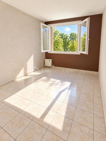 Commune de Brou sur Chantereine, au coeur de la résidence Chanteclair 1, l'appartement F3 est situé au 3ème et avant dernier étage, au calme. Vous êtes également à 1' des commerces et de l'hôpital, et à 3' des écoles.
Vous disposez de 2 chambres, avec possibilité d'une 3ème chambre.
Cet appartement saura vous séduire par la qualité et le charme de la copropriété, par son exposition Sud Ouest et par son aménagement général.

La copropriété est située en bordure de la ville, dans un environnement verdoyant. 
On entre dans le bâtiment par une entrée sécurisée.
L'entrée de l'appartement a été aménagée avec rangement. Elle ouvre sur le séjour de 16 m². La cuisine lumineuse et indépendante est à équiper et aménager. Elle donne sur une belle loggia de 3 m², idéale pour profiter de l'extérieur.
L'espace nuit s'organise avec 2 chambres de 10,5 et 9 m².
Une salle de bain, un WC indépendant, et un dressing de 3 m² complète l'ensemble.
Le bien est complété par une cave individuelle de 6 m², 1 place de parking extérieure et des locaux collectifs pour vélos. 

Les +++ : une copropriété qualitative et c'est visible !, des espaces verts à partager sur de grandes surfaces, 1 immeuble sécurisé avec interphone, des parties communes qualitatives et bien entretenues, du double vitrage de qualité, une luminosité remarquable toute la journée, le salon salle à manger de 16 m² transformable en 3ème chambre, et un DPE de classe D. 
L'accès est simple à toutes les commodités : 2' pour l'école maternelle et la crèche, 1' pour les petits commerces, 10' en bus à destination des gares de Vaires sur Marne et Chelles et à 5' de la gare de Torcy.