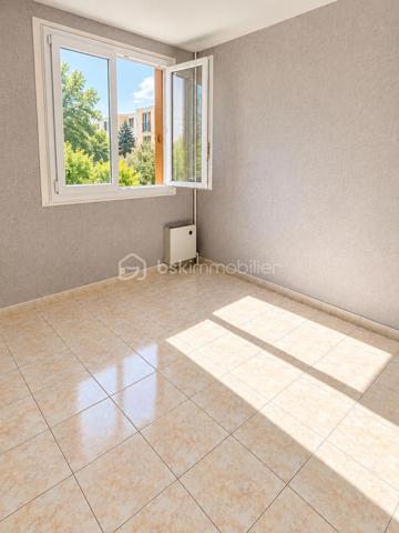 Commune de Brou sur Chantereine, au coeur de la résidence Chanteclair 1, l'appartement F3 est situé au 3ème et avant dernier étage, au calme. Vous êtes également à 1' des commerces et de l'hôpital, et à 3' des écoles.
Vous disposez de 2 chambres, avec possibilité d'une 3ème chambre.
Cet appartement saura vous séduire par la qualité et le charme de la copropriété, par son exposition Sud Ouest et par son aménagement général.

La copropriété est située en bordure de la ville, dans un environnement verdoyant. 
On entre dans le bâtiment par une entrée sécurisée.
L'entrée de l'appartement a été aménagée avec rangement. Elle ouvre sur le séjour de 16 m². La cuisine lumineuse et indépendante est à équiper et aménager. Elle donne sur une belle loggia de 3 m², idéale pour profiter de l'extérieur.
L'espace nuit s'organise avec 2 chambres de 10,5 et 9 m².
Une salle de bain, un WC indépendant, et un dressing de 3 m² complète l'ensemble.
Le bien est complété par une cave individuelle de 6 m², 1 place de parking extérieure et des locaux collectifs pour vélos. 

Les +++ : une copropriété qualitative et c'est visible !, des espaces verts à partager sur de grandes surfaces, 1 immeuble sécurisé avec interphone, des parties communes qualitatives et bien entretenues, du double vitrage de qualité, une luminosité remarquable toute la journée, le salon salle à manger de 16 m² transformable en 3ème chambre, et un DPE de classe D. 
L'accès est simple à toutes les commodités : 2' pour l'école maternelle et la crèche, 1' pour les petits commerces, 10' en bus à destination des gares de Vaires sur Marne et Chelles et à 5' de la gare de Torcy.
