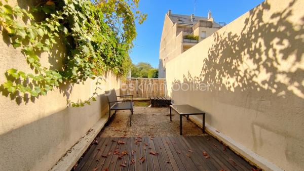 Opportunité idéale pour un premier achat ou un investissement locatif, découvrez ce grand studio de 37.71 m2 parfaitement agencé au premier étage d'une copropriété sécurisée des années 1990 avec ascenseur rue Anatole France.

Pensé pour maximiser chaque mètre carré, cet appartement vous séduira par son ambiance intime et feutrée :

Il s'ouvre sur une entrée fonctionnelle avec rangements intégrés. 
La pièce de vie principale de plus de 23 m² bénéficie d'une conception intelligente avec son lit escamotable qui se rabat en un geste pour libérer un bel espace de séjour en journée ;
Une cuisine américaine conviviale avec son comptoir bar agrémentée d’un habillage brique chaleureux et d'un îlot central sur roulettes ;
Une salle de bains avec baignoire et des WC séparés ;
Le salon s'ouvre directement sur une terrasse privative pour parfaire ce bien.  

En annexes, vous disposez d'une cave en sous-sol ainsi qu'un emplacement de parking privatif.

Emplacement idéal proche des commerces et des transports :
Métro Ligne 11 (Station Romainville - Carnot) : 10 min à pied.
RER E (Gare de Noisy-le-Sec) : 13 min à pied.
Arrêts de bus à proximité immédiate.

Côté technique et sérénité, l'installation électrique ne présente aucune anomalie, le diagnostic amiante est vierge, les fenêtres sont en double vitrage PVC et le chauffage est assuré par des radiateurs électriques à inertie récents.  

A vos appels !