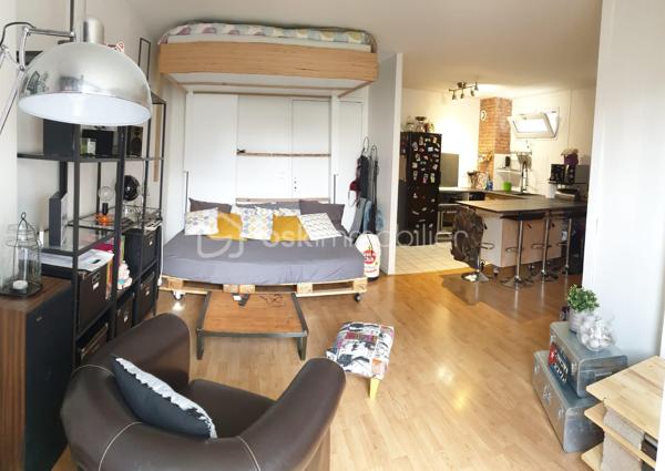 Opportunité idéale pour un premier achat ou un investissement locatif, découvrez ce grand studio de 37.71 m2 parfaitement agencé au premier étage d'une copropriété sécurisée des années 1990 avec ascenseur rue Anatole France.

Pensé pour maximiser chaque mètre carré, cet appartement vous séduira par son ambiance intime et feutrée :

Il s'ouvre sur une entrée fonctionnelle avec rangements intégrés. 
La pièce de vie principale de plus de 23 m² bénéficie d'une conception intelligente avec son lit escamotable qui se rabat en un geste pour libérer un bel espace de séjour en journée ;
Une cuisine américaine conviviale avec son comptoir bar agrémentée d’un habillage brique chaleureux et d'un îlot central sur roulettes ;
Une salle de bains avec baignoire et des WC séparés ;
Le salon s'ouvre directement sur une terrasse privative pour parfaire ce bien.  

En annexes, vous disposez d'une cave en sous-sol ainsi qu'un emplacement de parking privatif.

Emplacement idéal proche des commerces et des transports :
Métro Ligne 11 (Station Romainville - Carnot) : 10 min à pied.
RER E (Gare de Noisy-le-Sec) : 13 min à pied.
Arrêts de bus à proximité immédiate.

Côté technique et sérénité, l'installation électrique ne présente aucune anomalie, le diagnostic amiante est vierge, les fenêtres sont en double vitrage PVC et le chauffage est assuré par des radiateurs électriques à inertie récents.  

A vos appels !