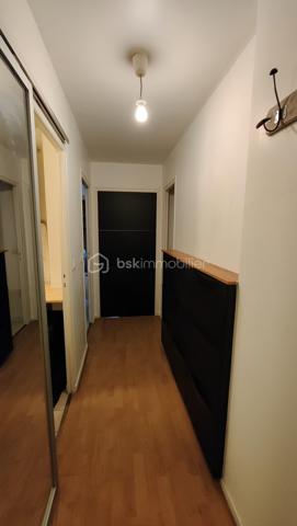Opportunité idéale pour un premier achat ou un investissement locatif, découvrez ce grand studio de 37.71 m2 parfaitement agencé au premier étage d'une copropriété sécurisée des années 1990 avec ascenseur rue Anatole France.

Pensé pour maximiser chaque mètre carré, cet appartement vous séduira par son ambiance intime et feutrée :

Il s'ouvre sur une entrée fonctionnelle avec rangements intégrés. 
La pièce de vie principale de plus de 23 m² bénéficie d'une conception intelligente avec son lit escamotable qui se rabat en un geste pour libérer un bel espace de séjour en journée ;
Une cuisine américaine conviviale avec son comptoir bar agrémentée d’un habillage brique chaleureux et d'un îlot central sur roulettes ;
Une salle de bains avec baignoire et des WC séparés ;
Le salon s'ouvre directement sur une terrasse privative pour parfaire ce bien.  

En annexes, vous disposez d'une cave en sous-sol ainsi qu'un emplacement de parking privatif.

Emplacement idéal proche des commerces et des transports :
Métro Ligne 11 (Station Romainville - Carnot) : 10 min à pied.
RER E (Gare de Noisy-le-Sec) : 13 min à pied.
Arrêts de bus à proximité immédiate.

Côté technique et sérénité, l'installation électrique ne présente aucune anomalie, le diagnostic amiante est vierge, les fenêtres sont en double vitrage PVC et le chauffage est assuré par des radiateurs électriques à inertie récents.  

A vos appels !