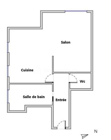 Opportunité idéale pour un premier achat ou un investissement locatif, découvrez ce grand studio de 37.71 m2 parfaitement agencé au premier étage d'une copropriété sécurisée des années 1990 avec ascenseur rue Anatole France.

Pensé pour maximiser chaque mètre carré, cet appartement vous séduira par son ambiance intime et feutrée :

Il s'ouvre sur une entrée fonctionnelle avec rangements intégrés. 
La pièce de vie principale de plus de 23 m² bénéficie d'une conception intelligente avec son lit escamotable qui se rabat en un geste pour libérer un bel espace de séjour en journée ;
Une cuisine américaine conviviale avec son comptoir bar agrémentée d’un habillage brique chaleureux et d'un îlot central sur roulettes ;
Une salle de bains avec baignoire et des WC séparés ;
Le salon s'ouvre directement sur une terrasse privative pour parfaire ce bien.  

En annexes, vous disposez d'une cave en sous-sol ainsi qu'un emplacement de parking privatif.

Emplacement idéal proche des commerces et des transports :
Métro Ligne 11 (Station Romainville - Carnot) : 10 min à pied.
RER E (Gare de Noisy-le-Sec) : 13 min à pied.
Arrêts de bus à proximité immédiate.

Côté technique et sérénité, l'installation électrique ne présente aucune anomalie, le diagnostic amiante est vierge, les fenêtres sont en double vitrage PVC et le chauffage est assuré par des radiateurs électriques à inertie récents.  

A vos appels !