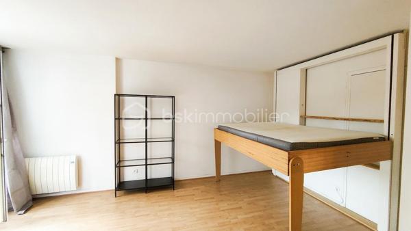 Opportunité idéale pour un premier achat ou un investissement locatif, découvrez ce grand studio de 37.71 m2 parfaitement agencé au premier étage d'une copropriété sécurisée des années 1990 avec ascenseur rue Anatole France.

Pensé pour maximiser chaque mètre carré, cet appartement vous séduira par son ambiance intime et feutrée :

Il s'ouvre sur une entrée fonctionnelle avec rangements intégrés. 
La pièce de vie principale de plus de 23 m² bénéficie d'une conception intelligente avec son lit escamotable qui se rabat en un geste pour libérer un bel espace de séjour en journée ;
Une cuisine américaine conviviale avec son comptoir bar agrémentée d’un habillage brique chaleureux et d'un îlot central sur roulettes ;
Une salle de bains avec baignoire et des WC séparés ;
Le salon s'ouvre directement sur une terrasse privative pour parfaire ce bien.  

En annexes, vous disposez d'une cave en sous-sol ainsi qu'un emplacement de parking privatif.

Emplacement idéal proche des commerces et des transports :
Métro Ligne 11 (Station Romainville - Carnot) : 10 min à pied.
RER E (Gare de Noisy-le-Sec) : 13 min à pied.
Arrêts de bus à proximité immédiate.

Côté technique et sérénité, l'installation électrique ne présente aucune anomalie, le diagnostic amiante est vierge, les fenêtres sont en double vitrage PVC et le chauffage est assuré par des radiateurs électriques à inertie récents.  

A vos appels !