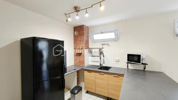 Opportunité idéale pour un premier achat ou un investissement locatif, découvrez ce grand studio de 37.71 m2 parfaitement agencé au premier étage d'une copropriété sécurisée des années 1990 avec ascenseur rue Anatole France.

Pensé pour maximiser chaque mètre carré, cet appartement vous séduira par son ambiance intime et feutrée :

Il s'ouvre sur une entrée fonctionnelle avec rangements intégrés. 
La pièce de vie principale de plus de 23 m² bénéficie d'une conception intelligente avec son lit escamotable qui se rabat en un geste pour libérer un bel espace de séjour en journée ;
Une cuisine américaine conviviale avec son comptoir bar agrémentée d’un habillage brique chaleureux et d'un îlot central sur roulettes ;
Une salle de bains avec baignoire et des WC séparés ;
Le salon s'ouvre directement sur une terrasse privative pour parfaire ce bien.  

En annexes, vous disposez d'une cave en sous-sol ainsi qu'un emplacement de parking privatif.

Emplacement idéal proche des commerces et des transports :
Métro Ligne 11 (Station Romainville - Carnot) : 10 min à pied.
RER E (Gare de Noisy-le-Sec) : 13 min à pied.
Arrêts de bus à proximité immédiate.

Côté technique et sérénité, l'installation électrique ne présente aucune anomalie, le diagnostic amiante est vierge, les fenêtres sont en double vitrage PVC et le chauffage est assuré par des radiateurs électriques à inertie récents.  

A vos appels !