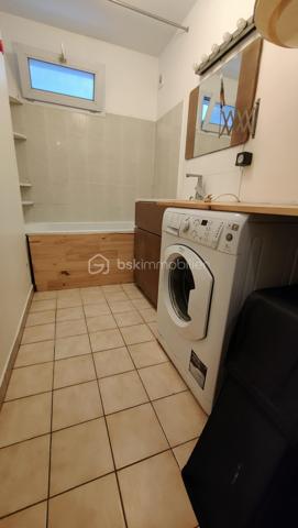 Opportunité idéale pour un premier achat ou un investissement locatif, découvrez ce grand studio de 37.71 m2 parfaitement agencé au premier étage d'une copropriété sécurisée des années 1990 avec ascenseur rue Anatole France.

Pensé pour maximiser chaque mètre carré, cet appartement vous séduira par son ambiance intime et feutrée :

Il s'ouvre sur une entrée fonctionnelle avec rangements intégrés. 
La pièce de vie principale de plus de 23 m² bénéficie d'une conception intelligente avec son lit escamotable qui se rabat en un geste pour libérer un bel espace de séjour en journée ;
Une cuisine américaine conviviale avec son comptoir bar agrémentée d’un habillage brique chaleureux et d'un îlot central sur roulettes ;
Une salle de bains avec baignoire et des WC séparés ;
Le salon s'ouvre directement sur une terrasse privative pour parfaire ce bien.  

En annexes, vous disposez d'une cave en sous-sol ainsi qu'un emplacement de parking privatif.

Emplacement idéal proche des commerces et des transports :
Métro Ligne 11 (Station Romainville - Carnot) : 10 min à pied.
RER E (Gare de Noisy-le-Sec) : 13 min à pied.
Arrêts de bus à proximité immédiate.

Côté technique et sérénité, l'installation électrique ne présente aucune anomalie, le diagnostic amiante est vierge, les fenêtres sont en double vitrage PVC et le chauffage est assuré par des radiateurs électriques à inertie récents.  

A vos appels !