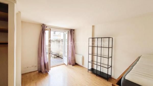 Opportunité idéale pour un premier achat ou un investissement locatif, découvrez ce grand studio de 37.71 m2 parfaitement agencé au premier étage d'une copropriété sécurisée des années 1990 avec ascenseur rue Anatole France.

Pensé pour maximiser chaque mètre carré, cet appartement vous séduira par son ambiance intime et feutrée :

Il s'ouvre sur une entrée fonctionnelle avec rangements intégrés. 
La pièce de vie principale de plus de 23 m² bénéficie d'une conception intelligente avec son lit escamotable qui se rabat en un geste pour libérer un bel espace de séjour en journée ;
Une cuisine américaine conviviale avec son comptoir bar agrémentée d’un habillage brique chaleureux et d'un îlot central sur roulettes ;
Une salle de bains avec baignoire et des WC séparés ;
Le salon s'ouvre directement sur une terrasse privative pour parfaire ce bien.  

En annexes, vous disposez d'une cave en sous-sol ainsi qu'un emplacement de parking privatif.

Emplacement idéal proche des commerces et des transports :
Métro Ligne 11 (Station Romainville - Carnot) : 10 min à pied.
RER E (Gare de Noisy-le-Sec) : 13 min à pied.
Arrêts de bus à proximité immédiate.

Côté technique et sérénité, l'installation électrique ne présente aucune anomalie, le diagnostic amiante est vierge, les fenêtres sont en double vitrage PVC et le chauffage est assuré par des radiateurs électriques à inertie récents.  

A vos appels !