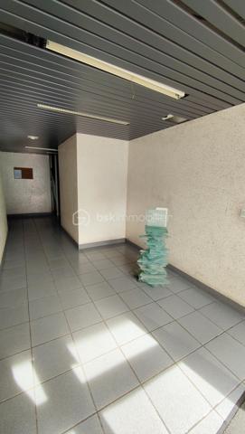 Opportunité idéale pour un premier achat ou un investissement locatif, découvrez ce grand studio de 37.71 m2 parfaitement agencé au premier étage d'une copropriété sécurisée des années 1990 avec ascenseur rue Anatole France.

Pensé pour maximiser chaque mètre carré, cet appartement vous séduira par son ambiance intime et feutrée :

Il s'ouvre sur une entrée fonctionnelle avec rangements intégrés. 
La pièce de vie principale de plus de 23 m² bénéficie d'une conception intelligente avec son lit escamotable qui se rabat en un geste pour libérer un bel espace de séjour en journée ;
Une cuisine américaine conviviale avec son comptoir bar agrémentée d’un habillage brique chaleureux et d'un îlot central sur roulettes ;
Une salle de bains avec baignoire et des WC séparés ;
Le salon s'ouvre directement sur une terrasse privative pour parfaire ce bien.  

En annexes, vous disposez d'une cave en sous-sol ainsi qu'un emplacement de parking privatif.

Emplacement idéal proche des commerces et des transports :
Métro Ligne 11 (Station Romainville - Carnot) : 10 min à pied.
RER E (Gare de Noisy-le-Sec) : 13 min à pied.
Arrêts de bus à proximité immédiate.

Côté technique et sérénité, l'installation électrique ne présente aucune anomalie, le diagnostic amiante est vierge, les fenêtres sont en double vitrage PVC et le chauffage est assuré par des radiateurs électriques à inertie récents.  

A vos appels !