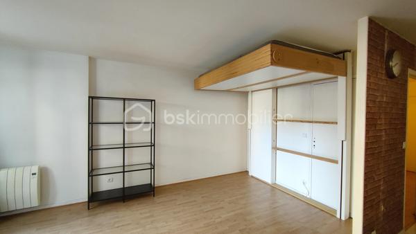 Opportunité idéale pour un premier achat ou un investissement locatif, découvrez ce grand studio de 37.71 m2 parfaitement agencé au premier étage d'une copropriété sécurisée des années 1990 avec ascenseur rue Anatole France.

Pensé pour maximiser chaque mètre carré, cet appartement vous séduira par son ambiance intime et feutrée :

Il s'ouvre sur une entrée fonctionnelle avec rangements intégrés. 
La pièce de vie principale de plus de 23 m² bénéficie d'une conception intelligente avec son lit escamotable qui se rabat en un geste pour libérer un bel espace de séjour en journée ;
Une cuisine américaine conviviale avec son comptoir bar agrémentée d’un habillage brique chaleureux et d'un îlot central sur roulettes ;
Une salle de bains avec baignoire et des WC séparés ;
Le salon s'ouvre directement sur une terrasse privative pour parfaire ce bien.  

En annexes, vous disposez d'une cave en sous-sol ainsi qu'un emplacement de parking privatif.

Emplacement idéal proche des commerces et des transports :
Métro Ligne 11 (Station Romainville - Carnot) : 10 min à pied.
RER E (Gare de Noisy-le-Sec) : 13 min à pied.
Arrêts de bus à proximité immédiate.

Côté technique et sérénité, l'installation électrique ne présente aucune anomalie, le diagnostic amiante est vierge, les fenêtres sont en double vitrage PVC et le chauffage est assuré par des radiateurs électriques à inertie récents.  

A vos appels !