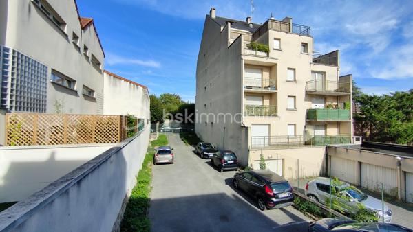 Opportunité idéale pour un premier achat ou un investissement locatif, découvrez ce grand studio de 37.71 m2 parfaitement agencé au premier étage d'une copropriété sécurisée des années 1990 avec ascenseur rue Anatole France.

Pensé pour maximiser chaque mètre carré, cet appartement vous séduira par son ambiance intime et feutrée :

Il s'ouvre sur une entrée fonctionnelle avec rangements intégrés. 
La pièce de vie principale de plus de 23 m² bénéficie d'une conception intelligente avec son lit escamotable qui se rabat en un geste pour libérer un bel espace de séjour en journée ;
Une cuisine américaine conviviale avec son comptoir bar agrémentée d’un habillage brique chaleureux et d'un îlot central sur roulettes ;
Une salle de bains avec baignoire et des WC séparés ;
Le salon s'ouvre directement sur une terrasse privative pour parfaire ce bien.  

En annexes, vous disposez d'une cave en sous-sol ainsi qu'un emplacement de parking privatif.

Emplacement idéal proche des commerces et des transports :
Métro Ligne 11 (Station Romainville - Carnot) : 10 min à pied.
RER E (Gare de Noisy-le-Sec) : 13 min à pied.
Arrêts de bus à proximité immédiate.

Côté technique et sérénité, l'installation électrique ne présente aucune anomalie, le diagnostic amiante est vierge, les fenêtres sont en double vitrage PVC et le chauffage est assuré par des radiateurs électriques à inertie récents.  

A vos appels !