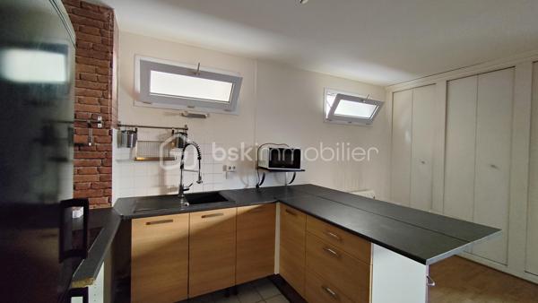 Opportunité idéale pour un premier achat ou un investissement locatif, découvrez ce grand studio de 37.71 m2 parfaitement agencé au premier étage d'une copropriété sécurisée des années 1990 avec ascenseur rue Anatole France.

Pensé pour maximiser chaque mètre carré, cet appartement vous séduira par son ambiance intime et feutrée :

Il s'ouvre sur une entrée fonctionnelle avec rangements intégrés. 
La pièce de vie principale de plus de 23 m² bénéficie d'une conception intelligente avec son lit escamotable qui se rabat en un geste pour libérer un bel espace de séjour en journée ;
Une cuisine américaine conviviale avec son comptoir bar agrémentée d’un habillage brique chaleureux et d'un îlot central sur roulettes ;
Une salle de bains avec baignoire et des WC séparés ;
Le salon s'ouvre directement sur une terrasse privative pour parfaire ce bien.  

En annexes, vous disposez d'une cave en sous-sol ainsi qu'un emplacement de parking privatif.

Emplacement idéal proche des commerces et des transports :
Métro Ligne 11 (Station Romainville - Carnot) : 10 min à pied.
RER E (Gare de Noisy-le-Sec) : 13 min à pied.
Arrêts de bus à proximité immédiate.

Côté technique et sérénité, l'installation électrique ne présente aucune anomalie, le diagnostic amiante est vierge, les fenêtres sont en double vitrage PVC et le chauffage est assuré par des radiateurs électriques à inertie récents.  

A vos appels !