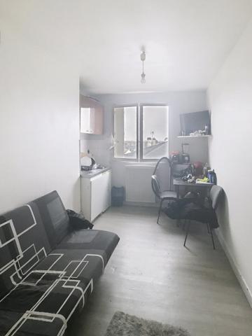 Investissement locatif Saumur proche gare : studio déjà loué d'environ 14m², proche commerces