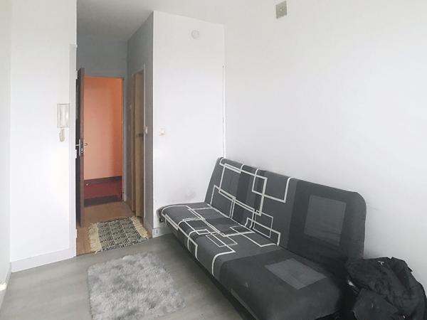 Investissement locatif Saumur proche gare : studio déjà loué d'environ 14m², proche commerces