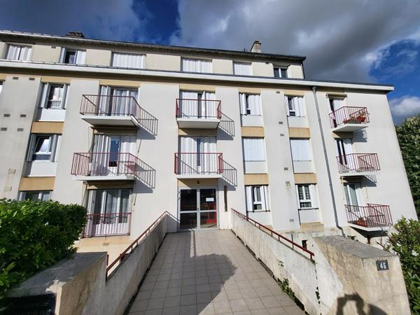 Investissement locatif Saumur proche gare : studio déjà loué d'environ 14m², proche commerces