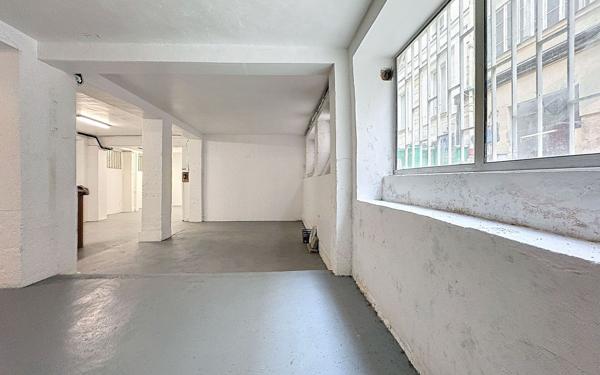 Appartement à vendre    1 pièce • 122,05 m2 Paris 11