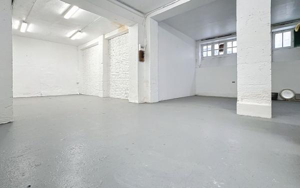 Appartement à vendre    1 pièce • 122,05 m2 Paris 11