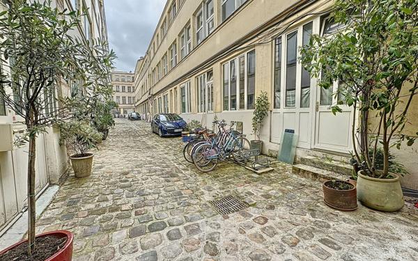 Appartement à vendre    1 pièce • 122,05 m2 Paris 11