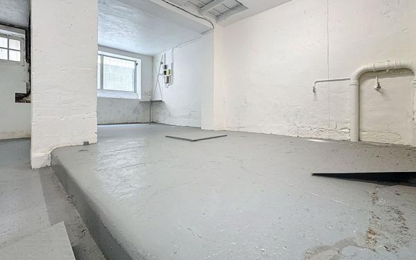 Appartement à vendre    1 pièce • 122,05 m2 Paris 11