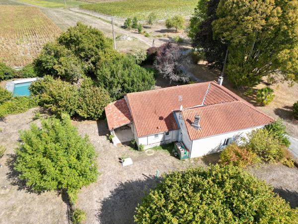 Charmante maison de plain-pied avec grange et piscine